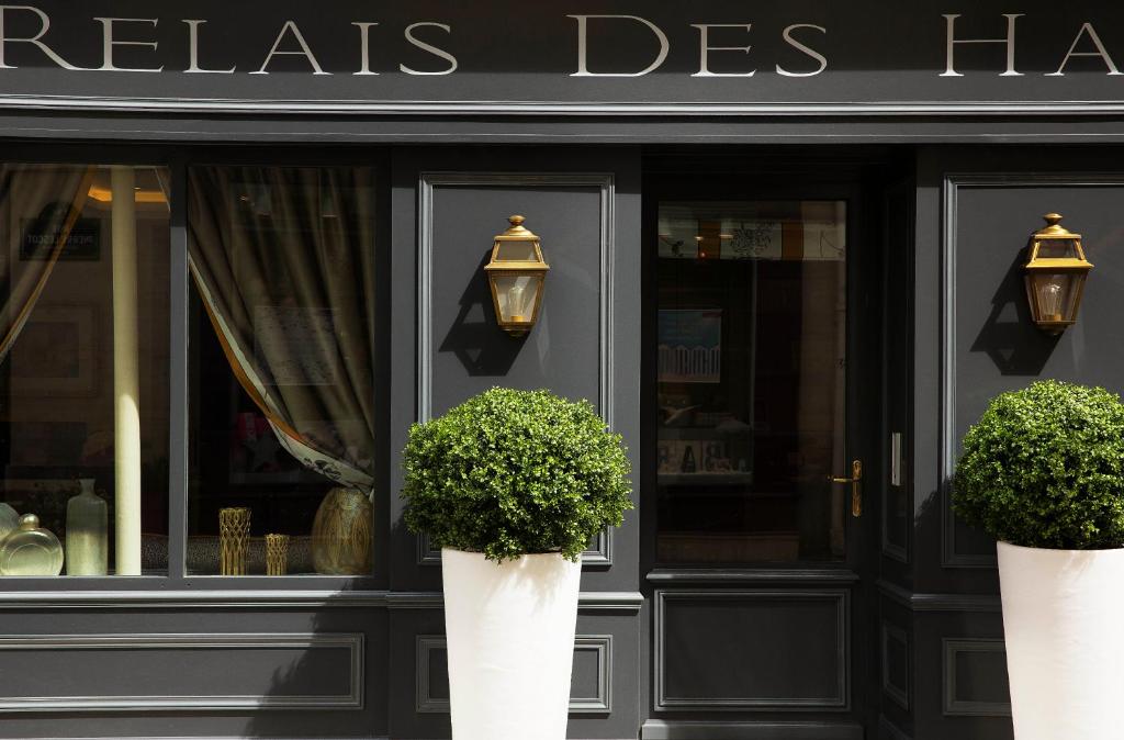 巴黎瑞莱斯德霍尔酒店的商店前的两株盆栽植物