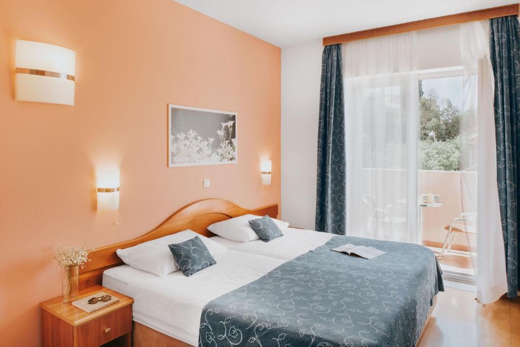 杜布罗夫尼克伊夫卡酒店的酒店客房设有床和窗户。
