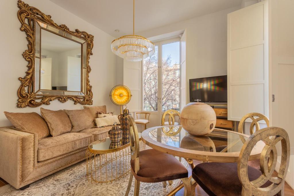 格拉纳达Bib Rambla Luxury Apartments的客厅配有沙发和带镜子的桌子