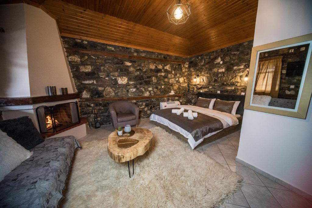 帕雷斯阿吉萨那Guesthouse Nefeli的卧室配有一张床和一张桌子
