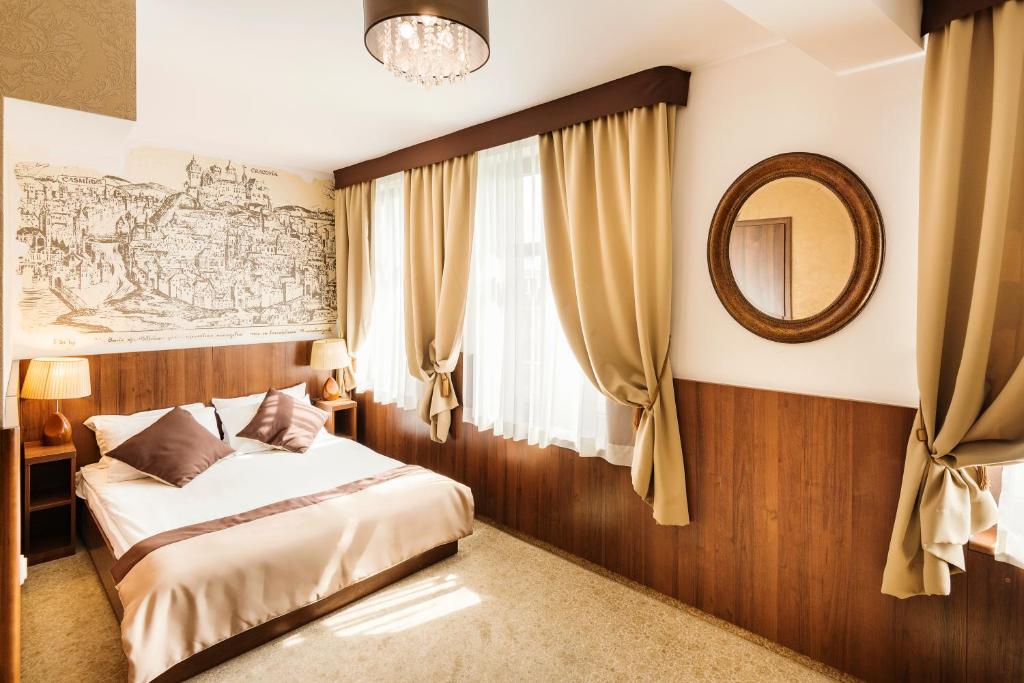 克拉科夫大卫精品酒店的一间卧室配有一张床和镜子