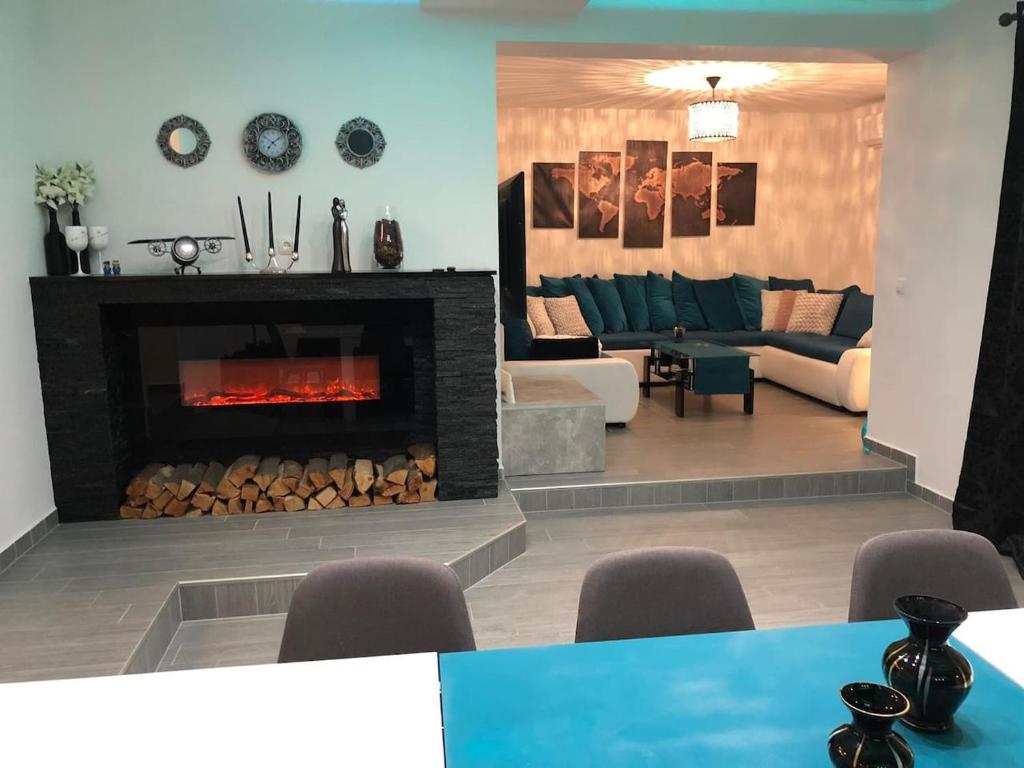 大戈里察Pilot's Manor - Airport Villa的客厅设有壁炉和沙发。