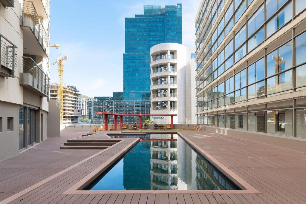 开普敦地标豪华公寓的一座位于城市中心,拥有高楼建筑的游泳池