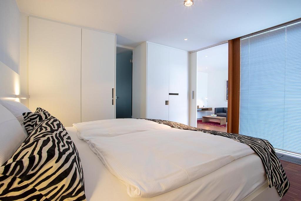 特里尔贝克尔酒店及餐厅的一间卧室配有一张带斑马枕头的大床