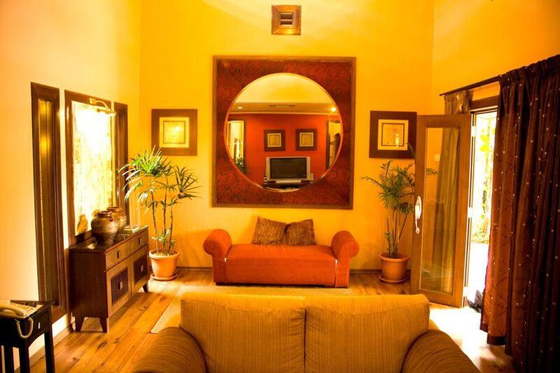 艾尔克如A'Famosa Villas的带沙发和镜子的客厅