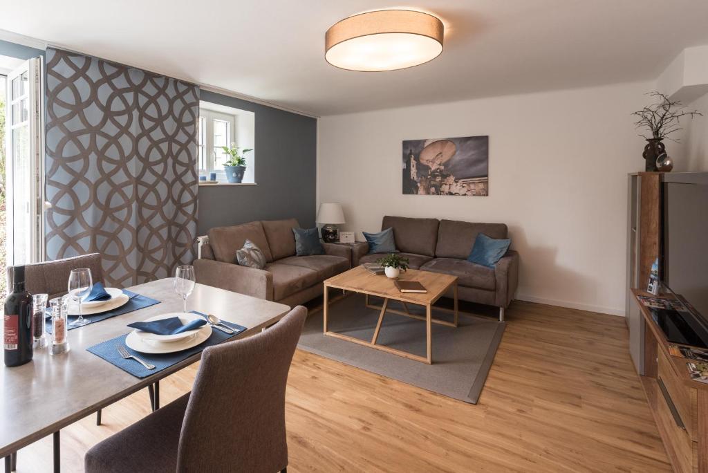萨尔茨堡Apartment Villa Leopoldskron的客厅配有桌子和沙发