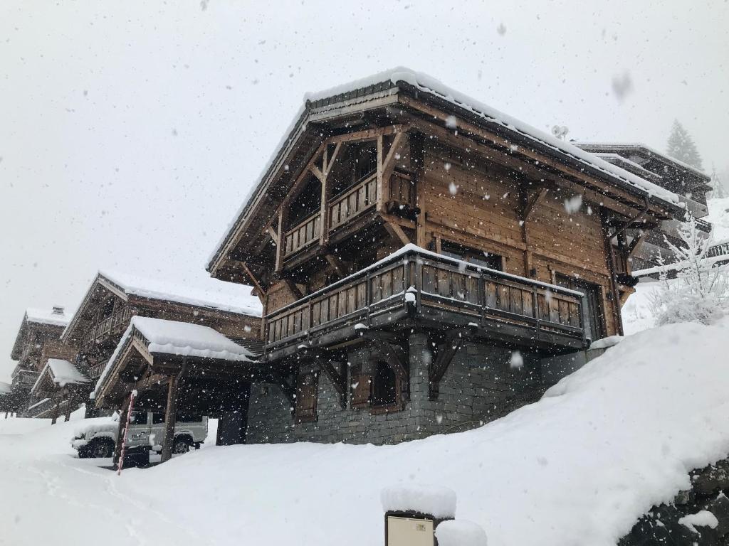圣让多尔普Chalet Serin的一座大木屋,里面积雪