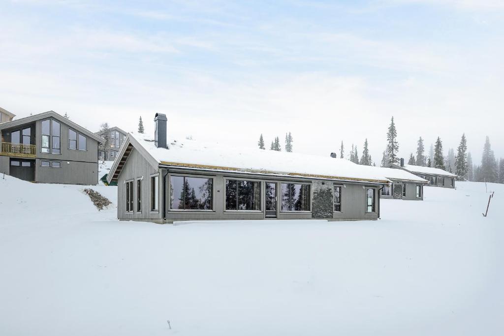 科威费耶尔Varden Fjellandsby Kvitfjell的雪中的房子