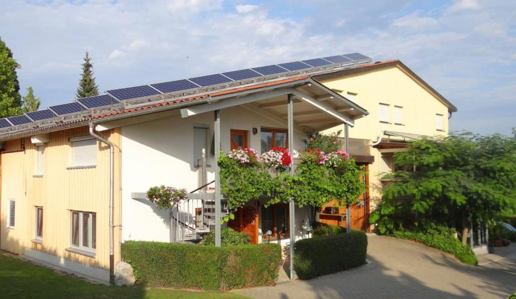 弗莱堡Zum Rebberg Ferienwohnungen的屋顶上设有太阳能电池板的房子