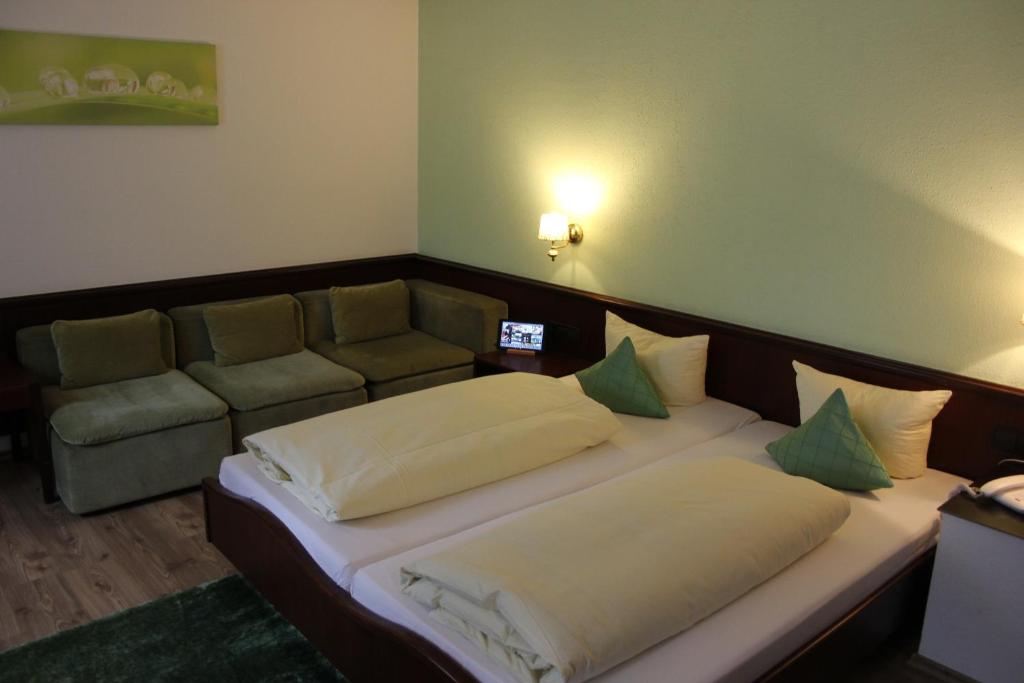 韦因斯塔特拉姆酒店的一间带两张床和一张沙发的卧室