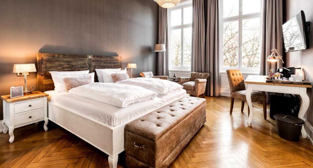 汉堡阿尔斯特布利克酒店的卧室配有一张白色大床和一张书桌