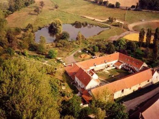 Bailly穆利诺农场酒店的享有带两个池塘的房子的空中景致