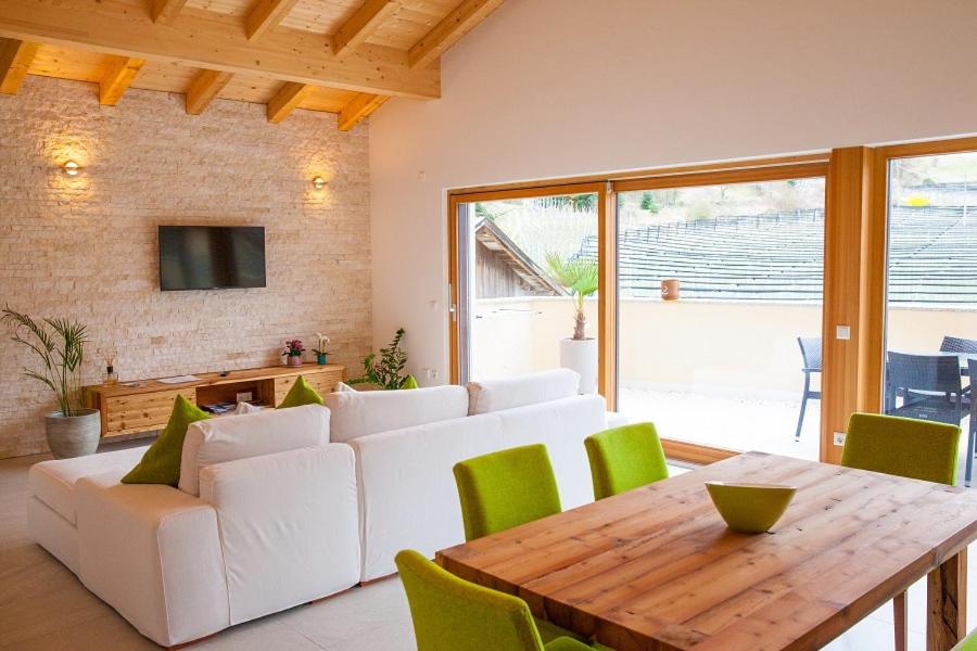 纳图尔诺El Paradiso的客厅配有白色的沙发和木桌
