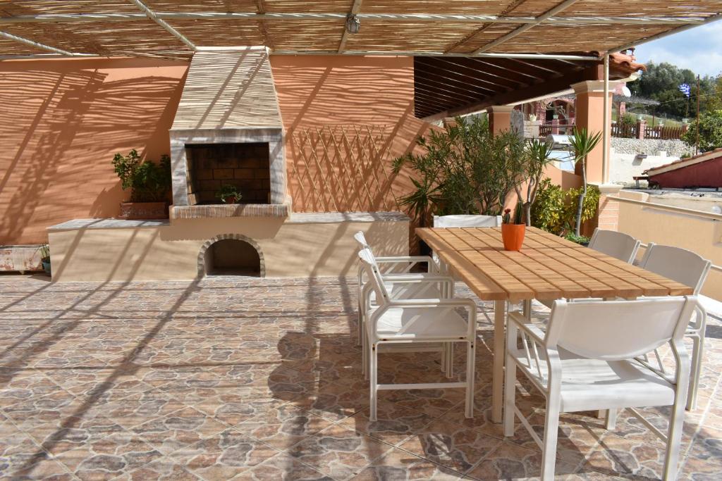 圣佐治欧斯帕贡Patras Studio的庭院配有桌椅和壁炉。