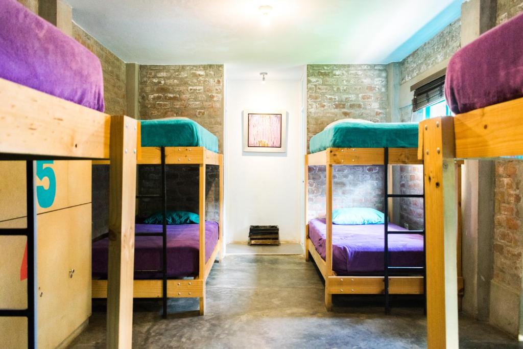 The Upcycled Hostel Huacachina客房内的一张或多张双层床