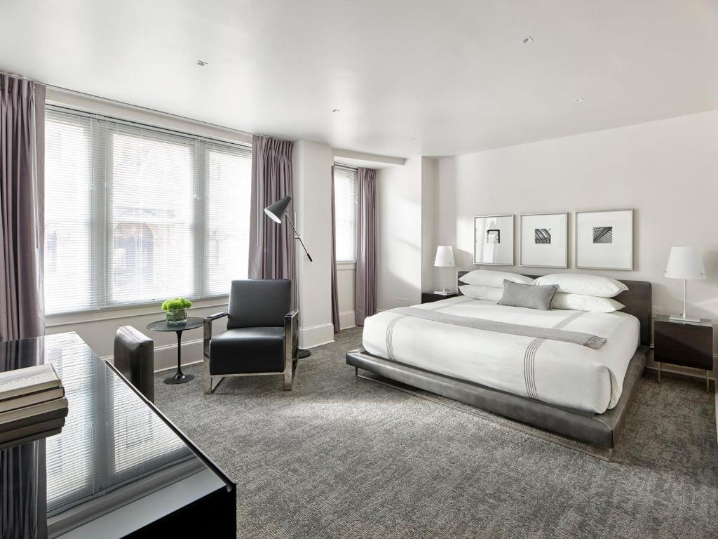 费城里滕豪斯广场AKA酒店的白色卧室配有床和椅子