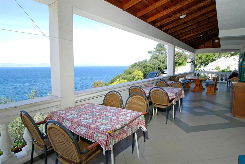布拉托Winery Bačić的一个带桌椅的庭院和大海