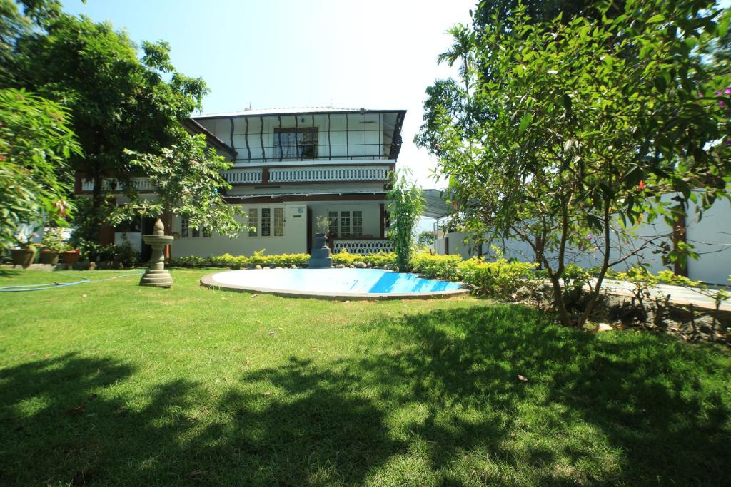 蒙纳Gokulam Home Stay的庭院中带游泳池的房子
