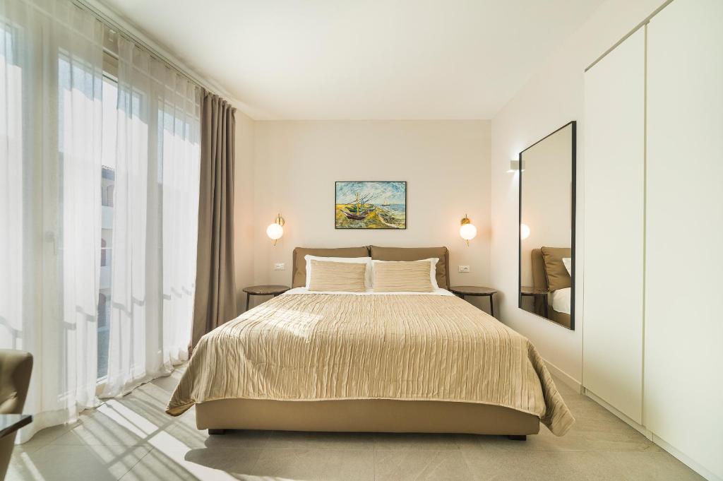 佩斯基耶拉德加达Garda Room的一间卧室设有一张大床和大窗户