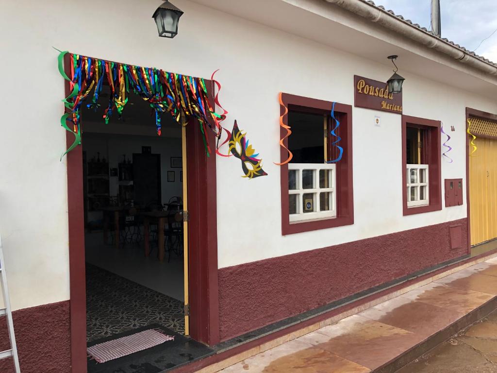 SêrroPousada Mariana的餐厅的门开满色彩缤纷的装饰