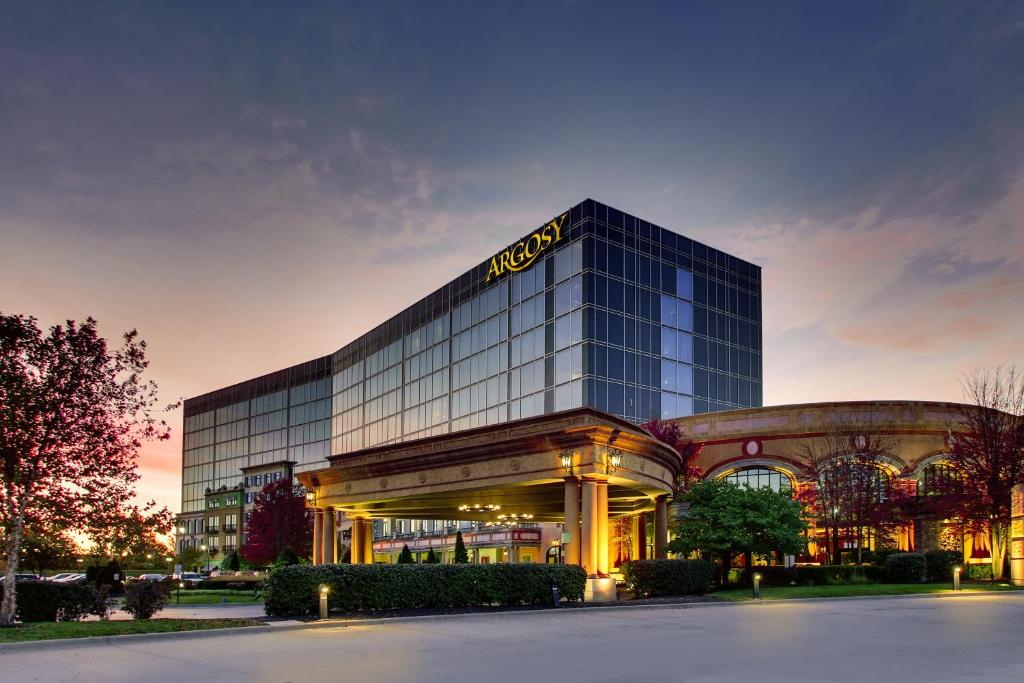 堪萨斯城阿格西赌场酒店及水疗中心的前面有标志的建筑