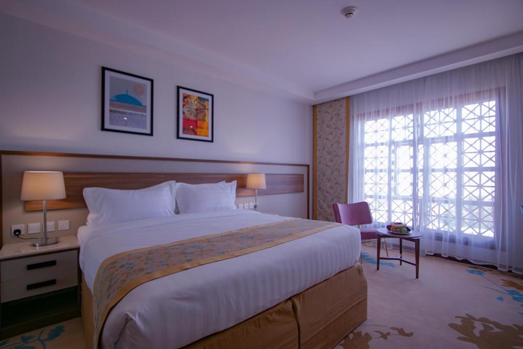 麦地那Le Bosphorus Hotel - Waqf Safi的一间设有大床和窗户的酒店客房