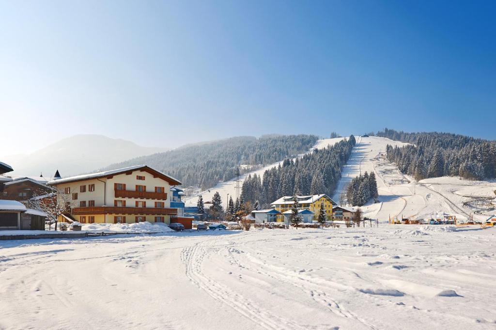 弗拉绍拉赫霍夫酒店的雪覆盖的山间,设有滑雪小屋和滑雪场