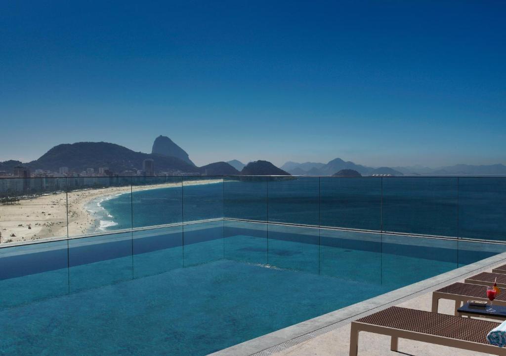 里约热内卢Miramar By Windsor Copacabana的享有海滩景致的游泳池