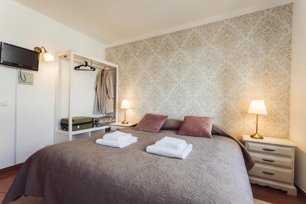 佩尼契YEY Atouguia da Baleia的一间卧室配有一张带两个枕头的床