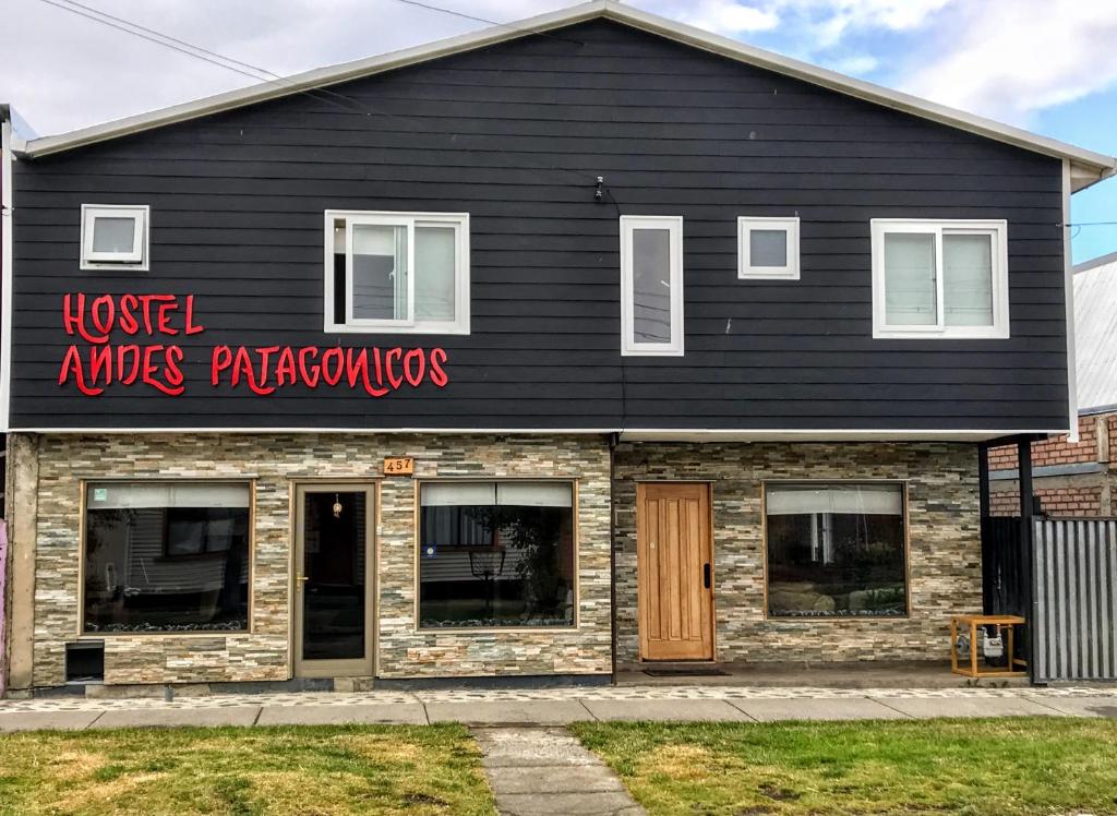 纳塔列斯港Hostal Andes Patagonicos的一座有酒店和羚羊药房的建筑