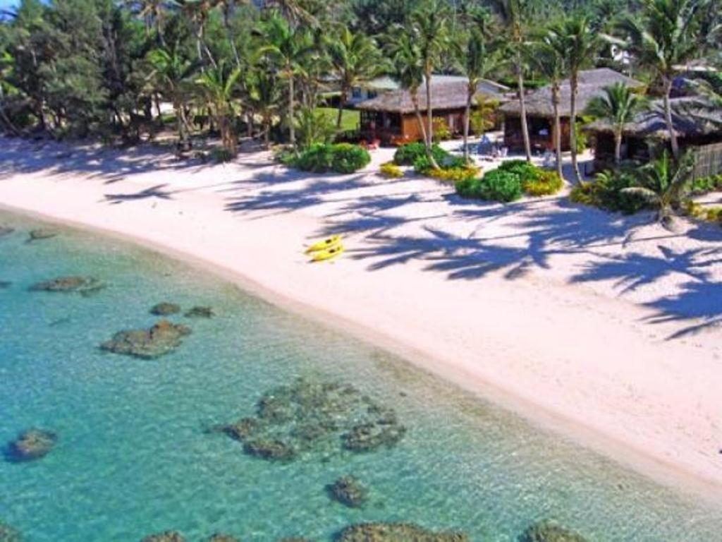 拉罗汤加拉罗汤加岛海滩简易别墅酒店的享有海滩空中美景和度假胜地