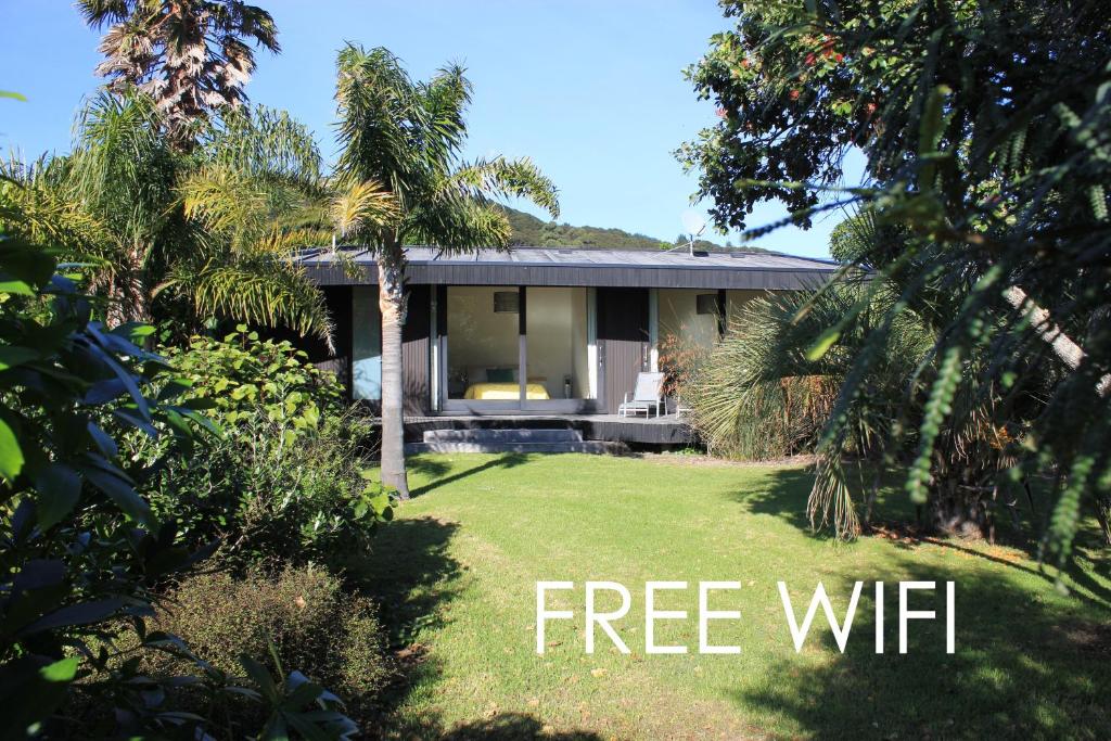 热水海滩Hot Water Beach Bure Wai的院子前有免费无线网络信号的家庭