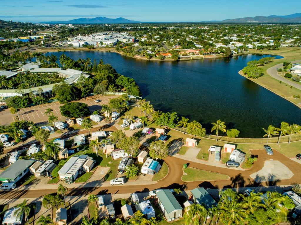 汤斯维尔Townsville Lakes Holiday Park的河流旁村庄的空中景观
