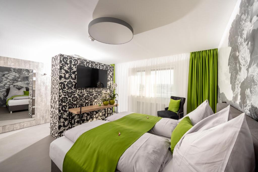 格拉茨Hotel Greenrooms的绿色和白色的卧室设有一张大床