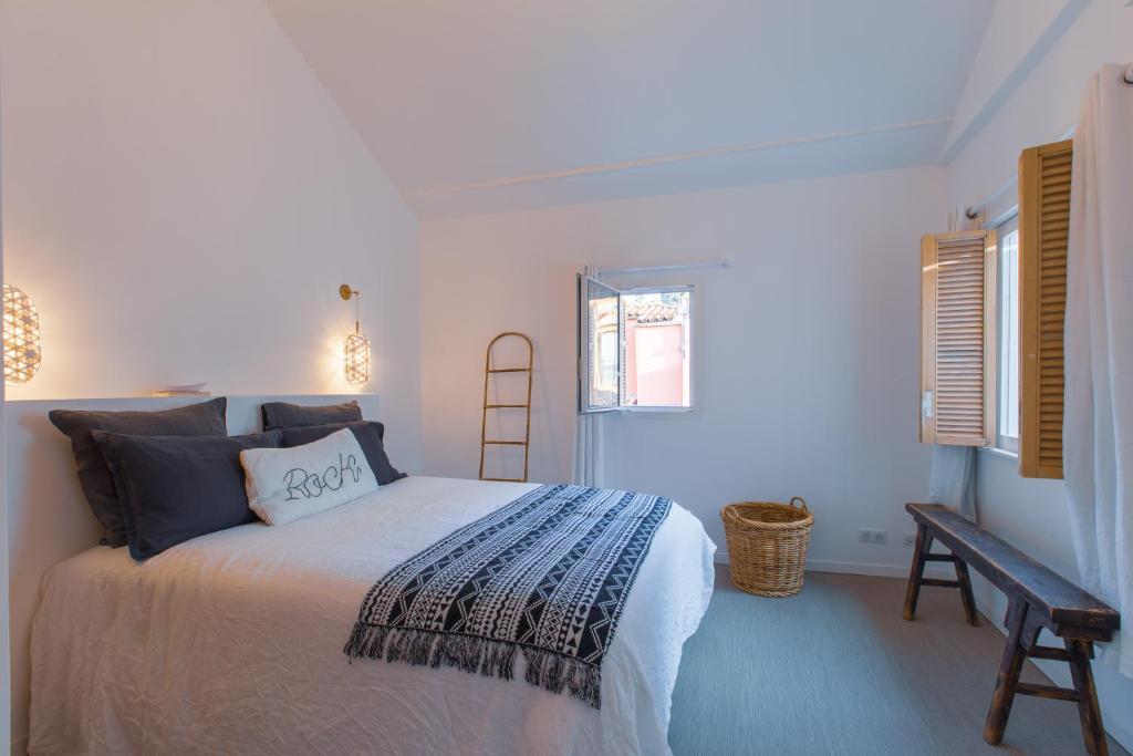 尼斯Ze Perfect Place - Vieux Nice - Exceptionnel Appartement - Calme et Terrasse avec vues的一间卧室设有一张床、一个窗口和一把椅子