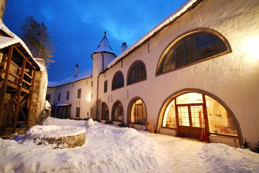 利普托夫堡大城堡酒庄酒店的前面的地面上积雪的建筑
