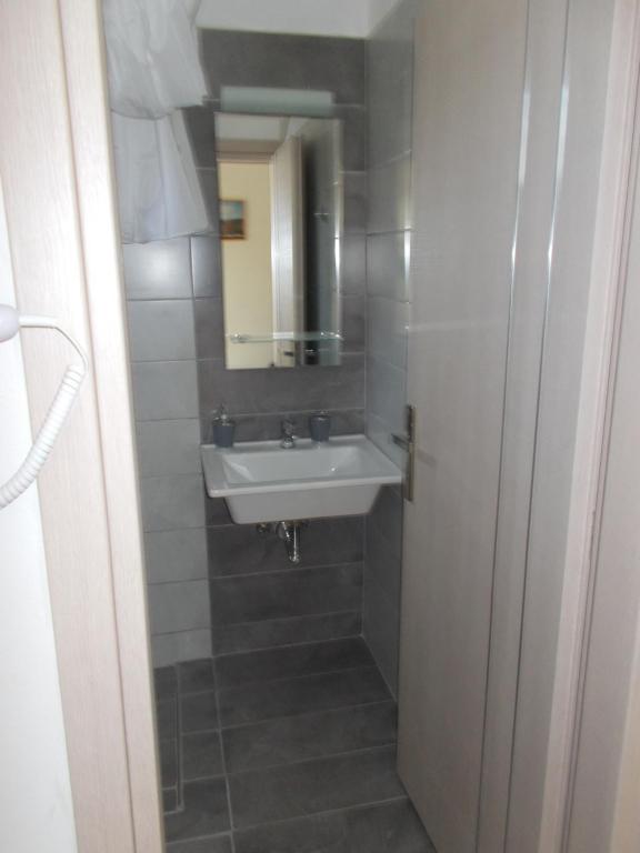 Knossos Hotel的一间浴室