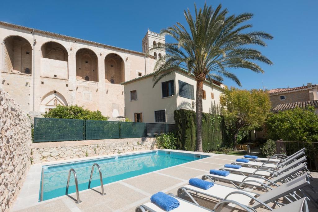 塞尔瓦Sa Bisbal - Turismo de interior的别墅 - 带游泳池和躺椅