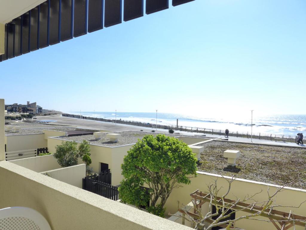 拉卡诺奥肯Apartment Les Océanides-9 by Interhome的从大楼的阳台上可欣赏到海滩景色