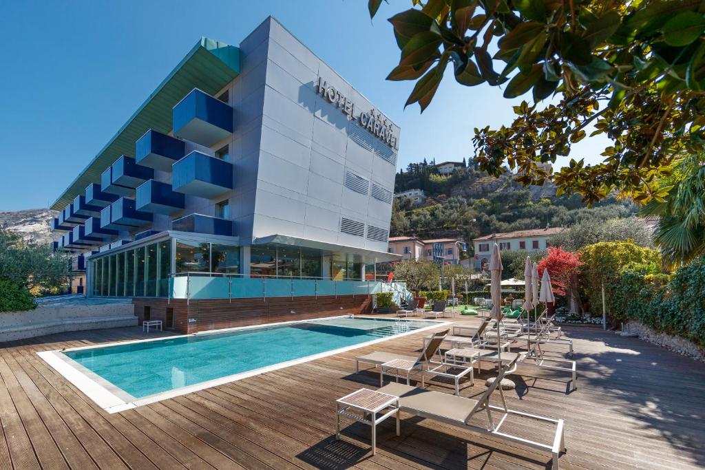 托尔博莱卡拉威百克酒店的大楼前设有游泳池和椅子的酒店