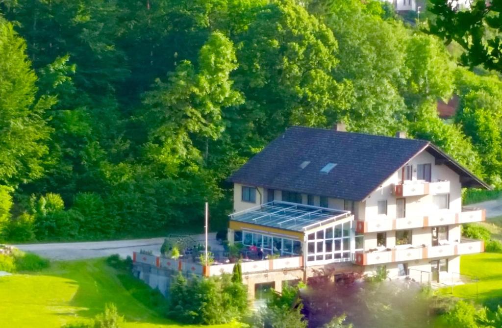 WeigendorfHotel-Pension Haus Hubertus的一座大型建筑,顶部设有太阳能屋顶