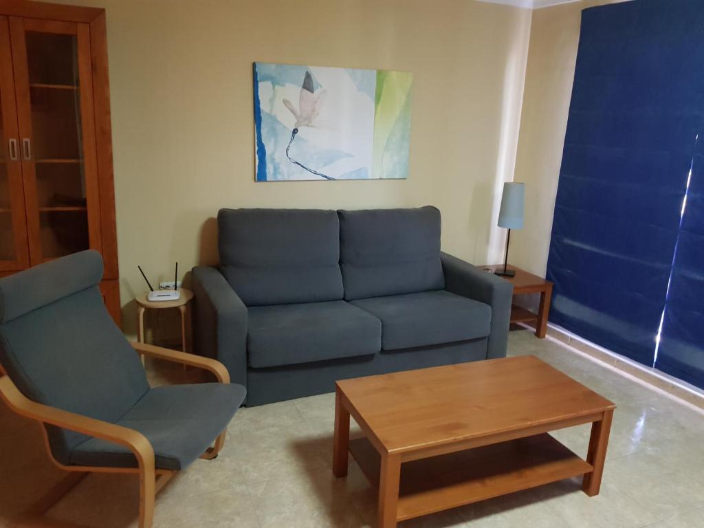 圣克鲁斯-德特内里费Apartamento Santa Cruz de Tenerife的客厅配有蓝色的沙发和桌子