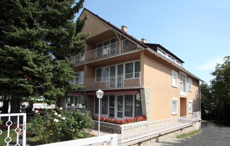 巴拉顿菲赖德Siesta Apartmanház Balatonfüred的带阳台和鲜花的大型公寓大楼