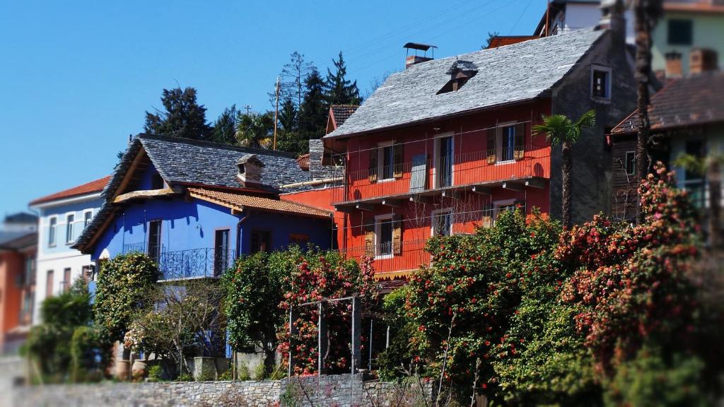 洛迦诺卡瑟迪索托住宿加早餐酒店的一座带灰色屋顶的橙色房子
