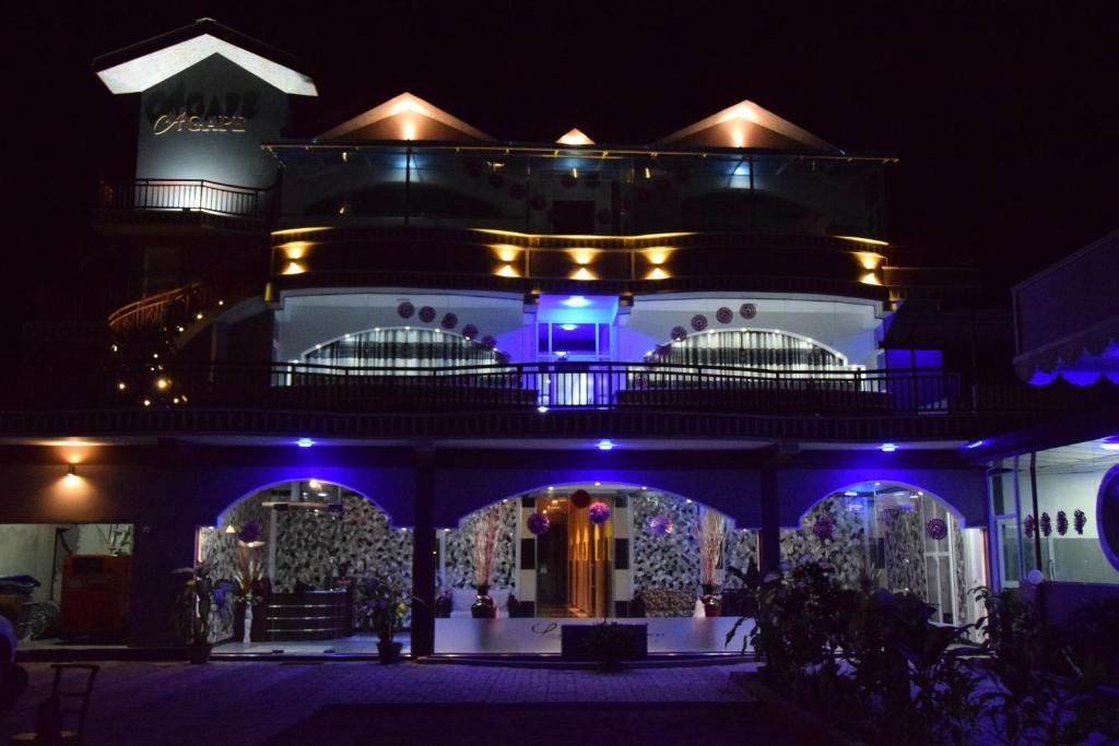 马纳尔Hotel Agape的一座晚上有蓝色灯光的建筑