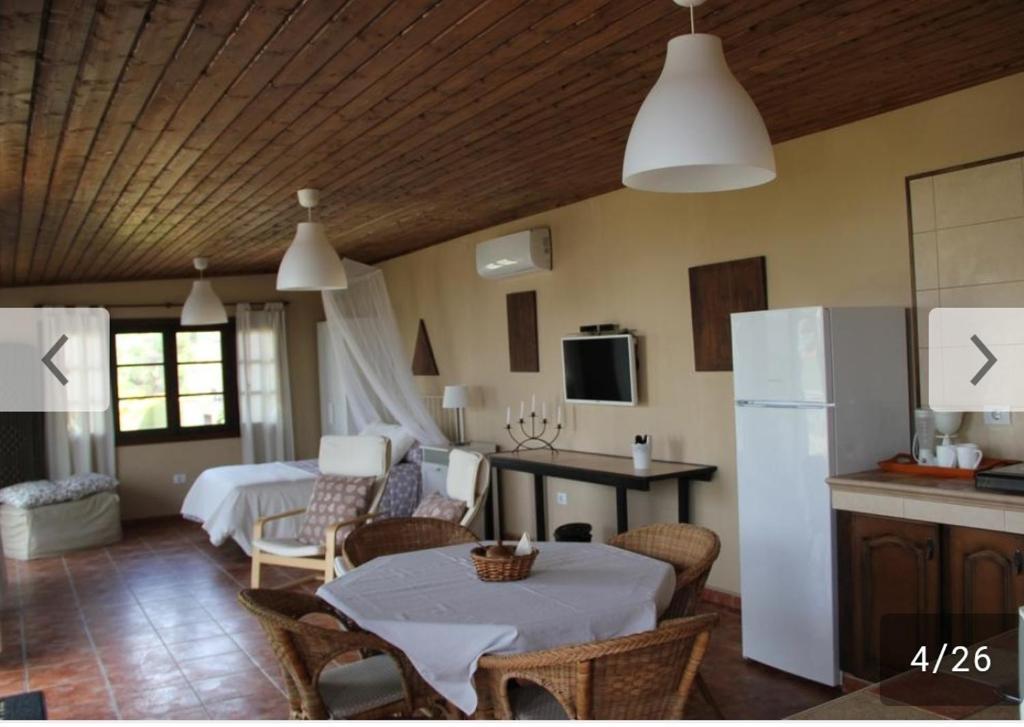 埃尔帕索Apartamento Kiril的厨房配有两张床、一张桌子和一台冰箱
