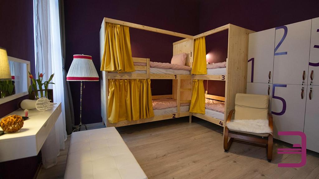 蒂米什瓦拉InVerve Hostel的一间卧室设有两张双层床,配有黄色窗帘