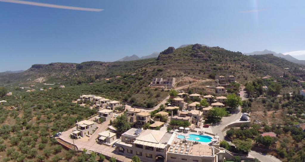 斯陶帕克罗克特洛尼斯Spa酒店的享有高山度假村的空中景致