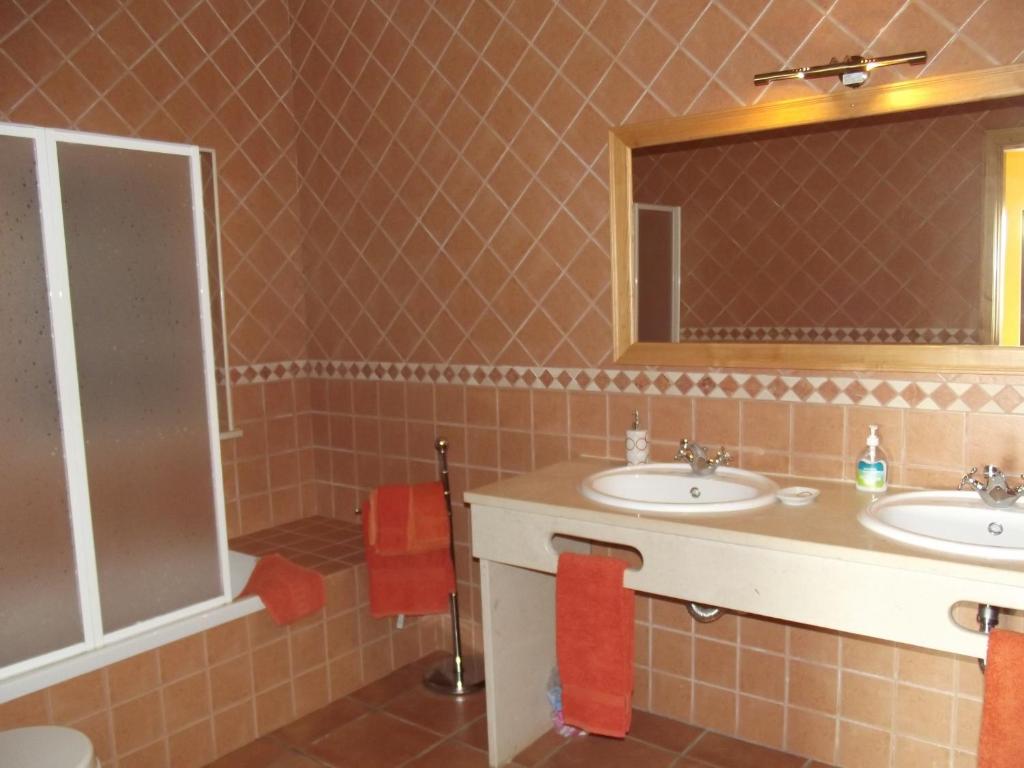 阿尔戈什梅萨维拉酒店的浴室设有2个水槽和镜子