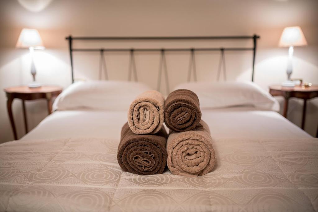 博尔格哈略博尔格哈略奇色托旅馆的床上的一大堆毛巾